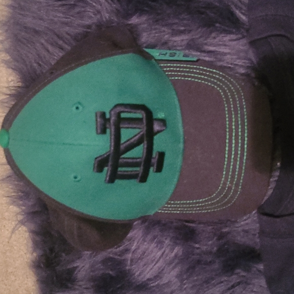 Mens notre dame fighting Irish hat and shirt combo. Size large. - Picture 2 of 4